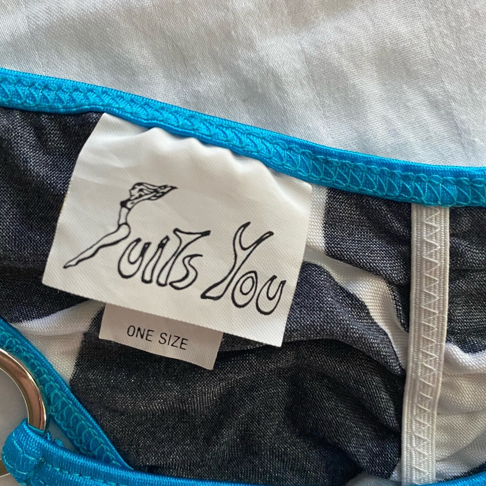 Bikini - Picture 2 of 3